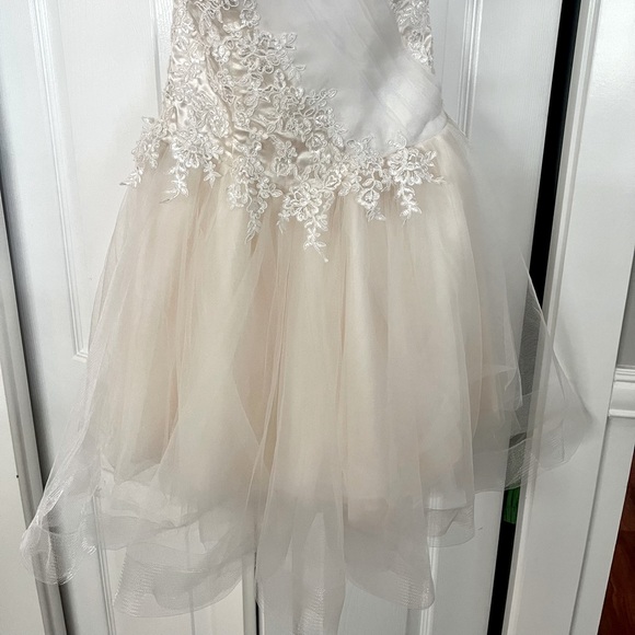 I am selling this elegant sleeveless short weeding/prom dress. - Picture 2 of 3